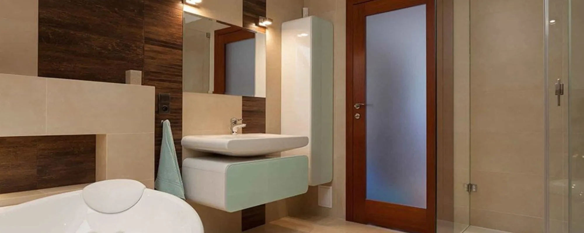 Bathroom with frosted glass shower screen